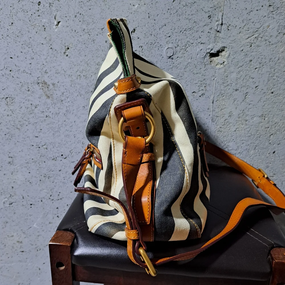 Dooney & Bourke chic d&b